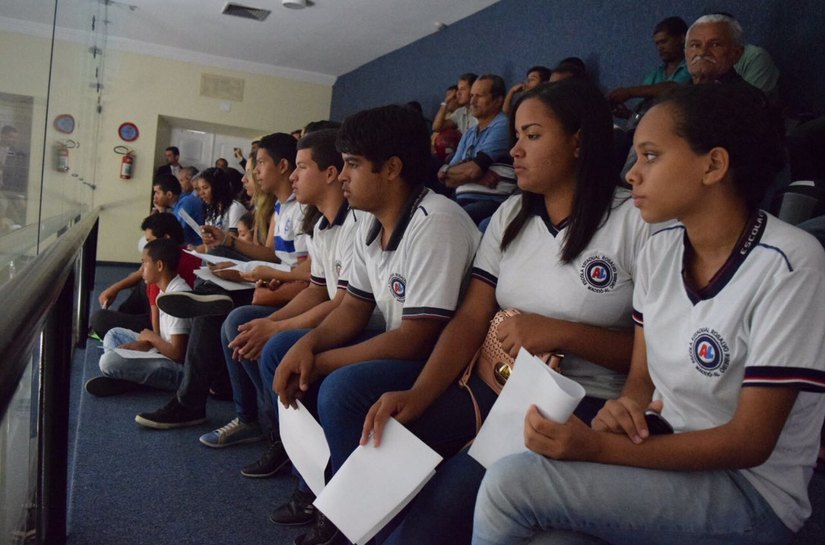 Estudantes visitam o Parlamento e acompanham a sessão plenária