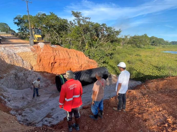 Investimento da Prefeitura de Penedo amplia escoamento de águas na estrada da Ponta Mofina