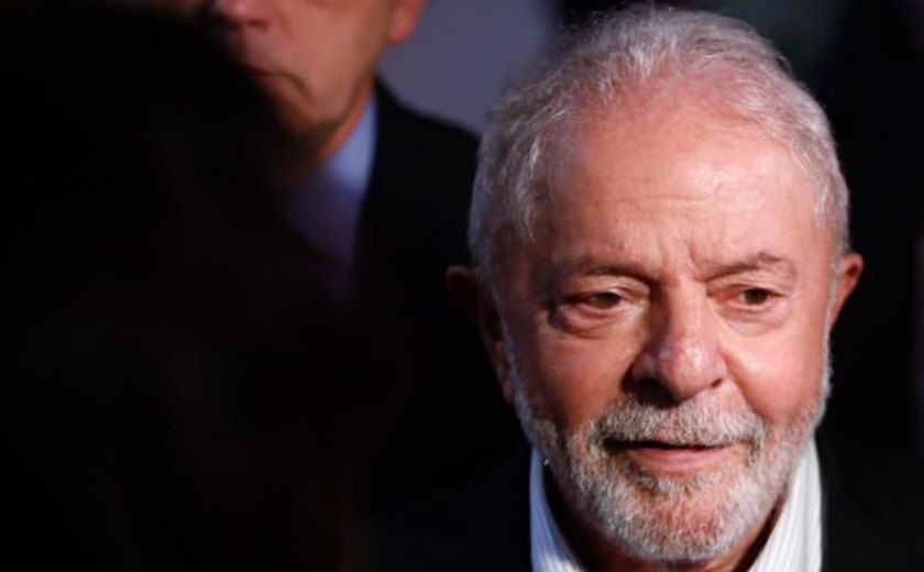 Lula passa por procedimento médico e se recupera em casa
