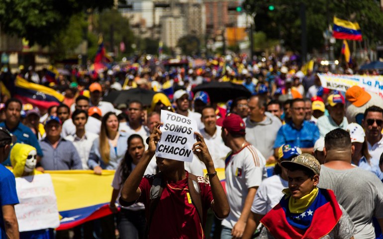 Protestos contra reeleição de Maduro são registrados em favelas de Caracas: 'Entregue o poder!'