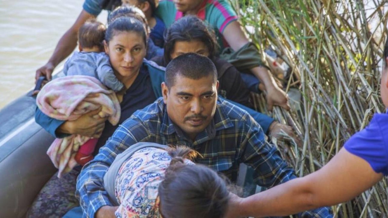 Morre primeiro imigrante preso a boias instaladas pelo governo do Texas em rio na fronteira com o México