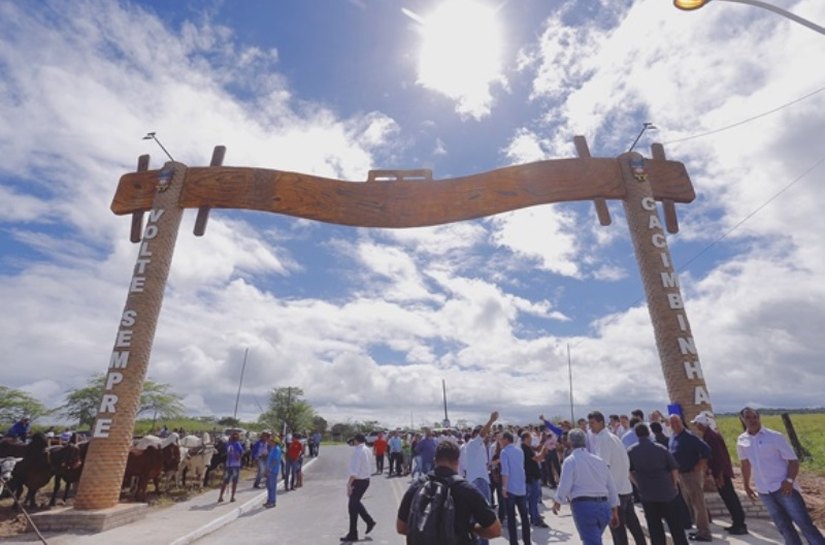 Cacimbinhas comemora emancipação com a presença de 41 prefeitos