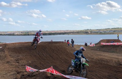 Coragem e Adrenalina: Orla da Perucaba é palco da 9ª edição do Viva Motocross