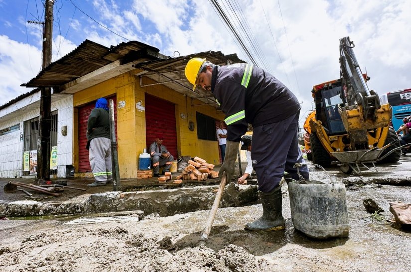 Secretaria Municipal de Infraestrutura reconstrói tubulação de drenagem no Tabuleiro