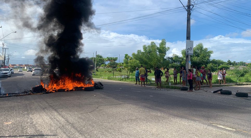 Moradores de ocupação bloqueiam avenida após desligamento de água em Nossa Senhora do Socorro / Foto: Foto: Polícia Militar/SE