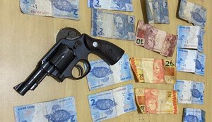 Homem morre e mulher é presa durante operação contra tráfico de drogas em Carmópolis
