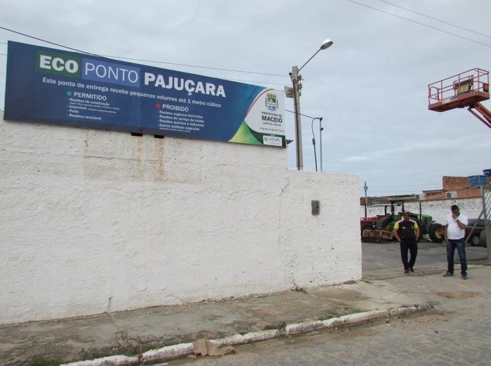 Ecoponto da Pajuçara: Prefeitura de Maceió doa cestas básicas a carroceiros