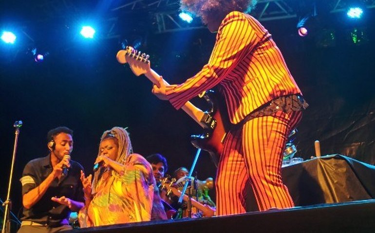 Aplauso relembra grandes sucessos de Sandra de Sá