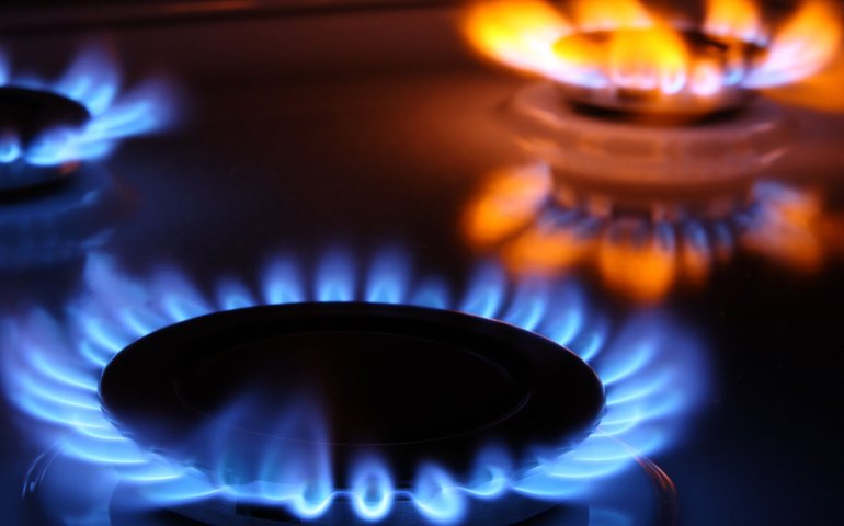 UE enfrenta aumento nos custos de energia devido ao conflito Irã-Israel, diz comissário