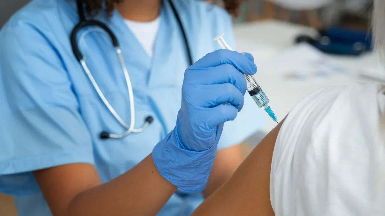 Profissionais da atenção primária e adultos de 59 anos serão os primeiros a receber vacina da dengue do Butantan