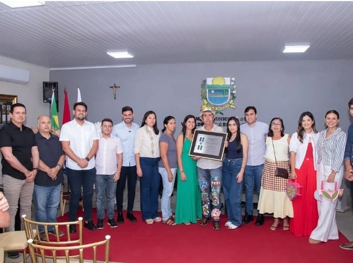 Prefeito Dalminho entrega título de cidadão benemérito de Belo Monte ao Mestre Jasson