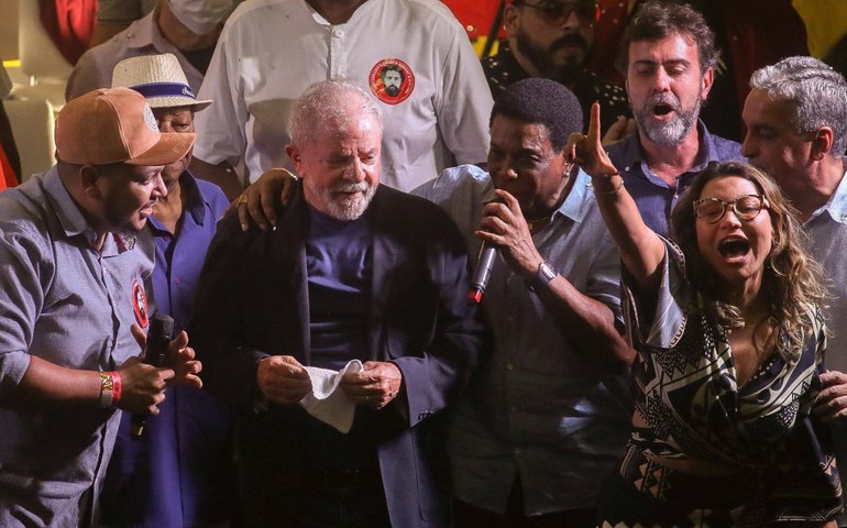 No Rio, Lula se reúne com sambistas e promete recriar Ministério da Cultura