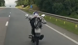Motociclista foi flagrado fazendo manobra arriscada e autuado. Foto: Reprodução.