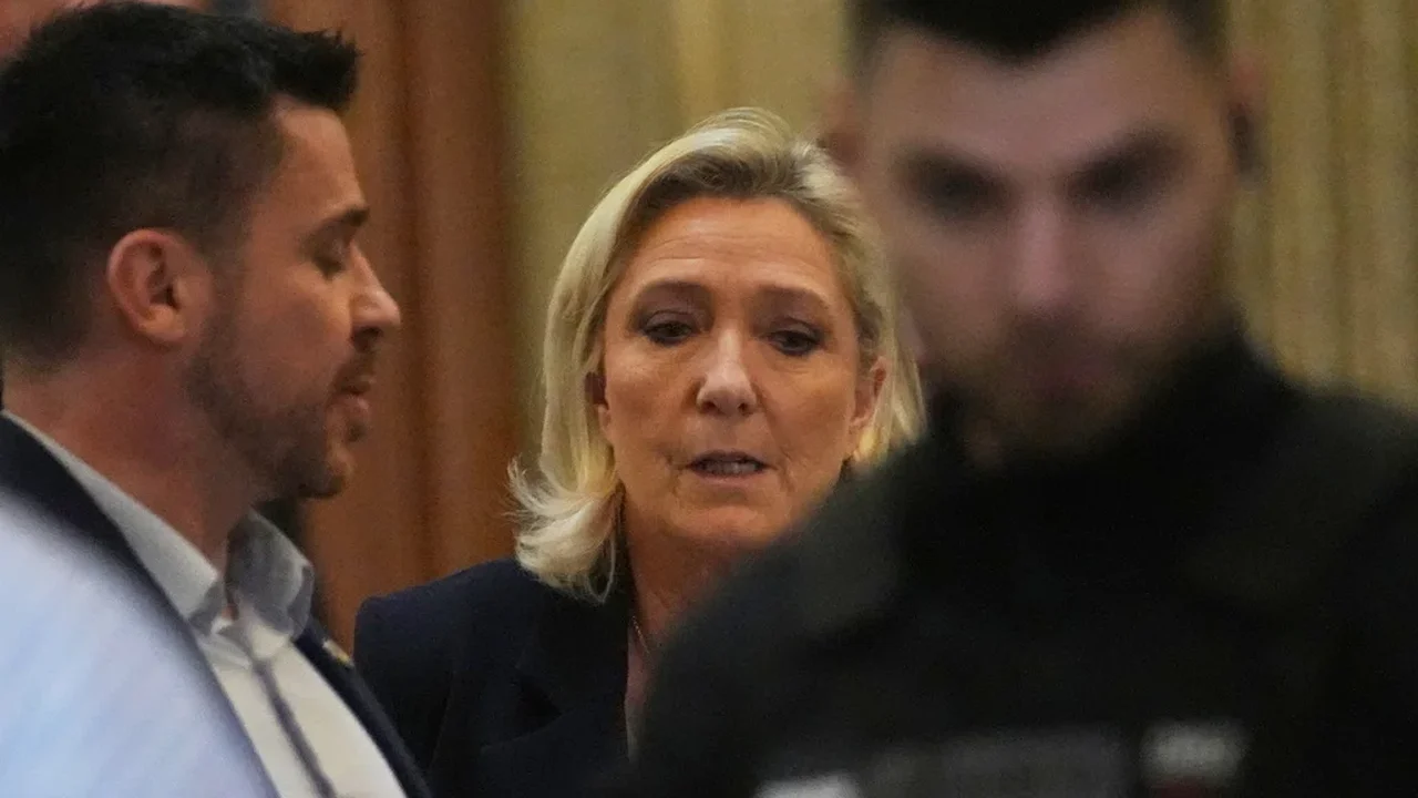 Julgamento do recurso de Marine Le Pen começa em Paris, com a candidatura presidencial da líder da extrema-direita em 2027 em jogo
