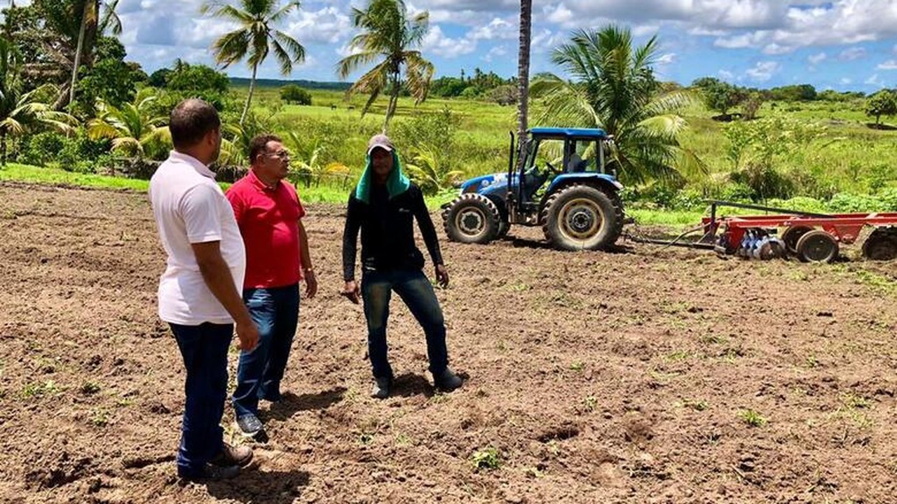 Agricultores recebem apoio da Prefeitura de Penedo para trabalho no campo