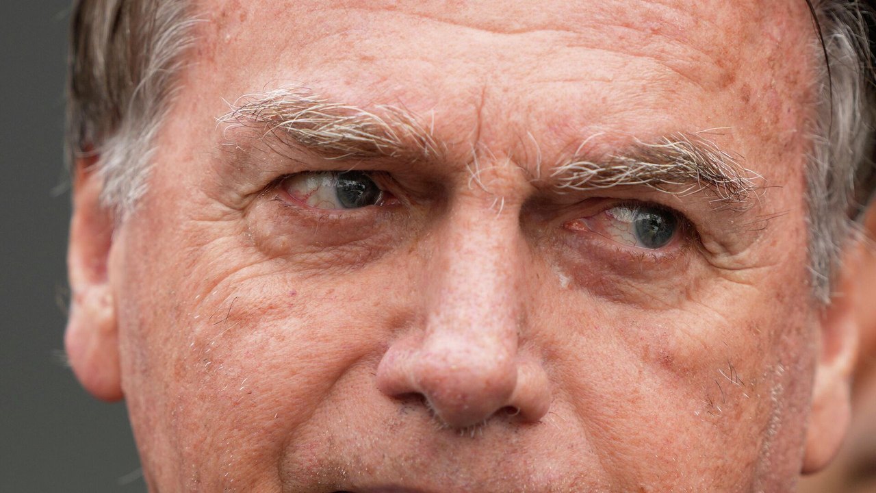 Polícia do DF pede ao STF autorização para ouvir Bolsonaro sobre arma apreendida com segurança