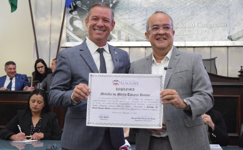 Mourinha é homenageado na Assembleia com a comenda Tavares Bastos