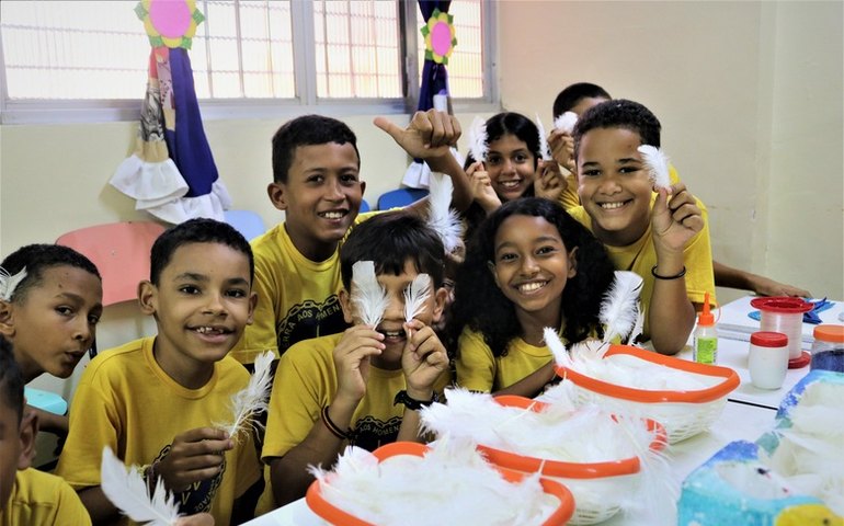 Penas de ganso doadas pela Sefaz são usadas em oficina de arte e cidadania em instituições sociais