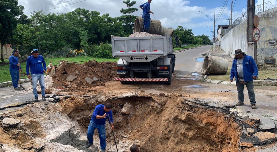 Trecho de avenida cede e forma cratera em Aracaju