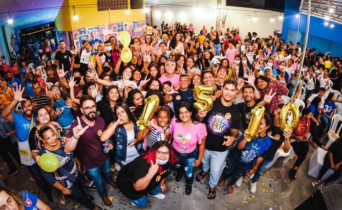 Em noite de comitê lotado, jovens e profissionais da educação declaram apoio a Rafael Brito