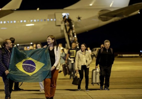 Brasileiros retornam de Israel e relatam alívio ao chegar ao Brasil