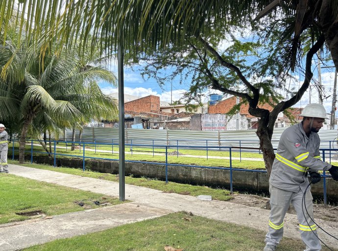 Novo passeio público no Conjunto Joaquim Leão recebe postes de iluminação
