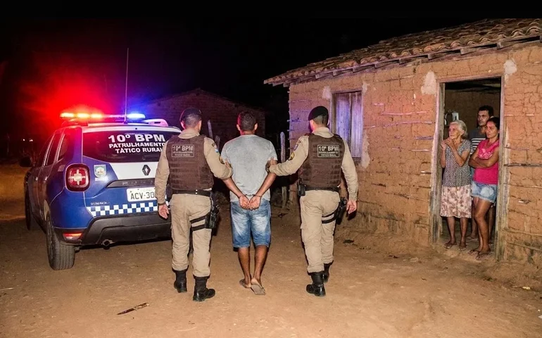 Terror em família: jovem embriagado ameaça matar a mãe e exige dinheiro da avó para comprar drogas