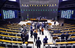 Câmara dos Deputados analisa proposta de combate às fake news