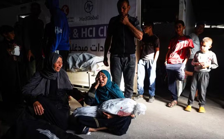 Vídeos mostram socorro a palestinos atingidos por bombardeio israelense em Rafah; assista