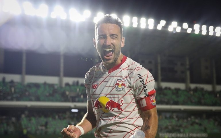 Alvo do Flamengo, zagueiro Léo Ortiz volta a treinar no Bragantino