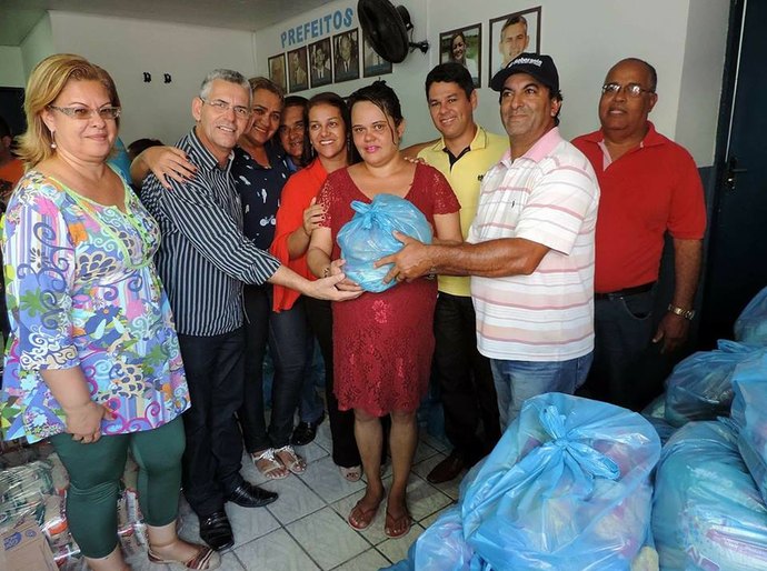 Prefeitura de Ibateguara distribuiu mil cestas básicas natalinas com carentes