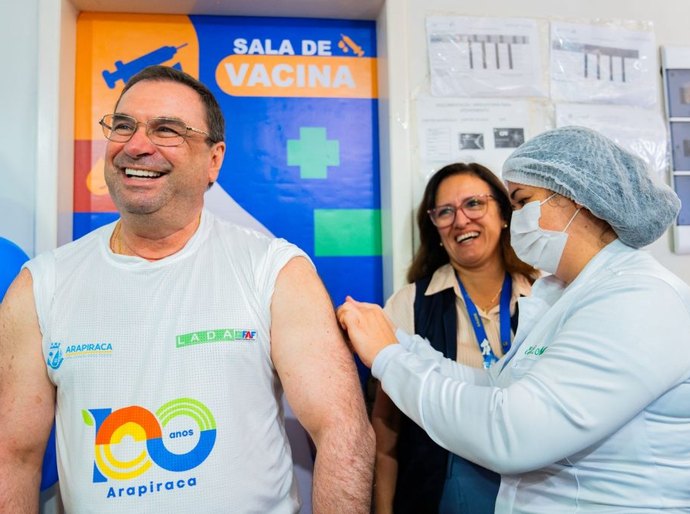 Prefeito Luciano Barbosa anuncia início de vacinação contra influenza para grupo especial