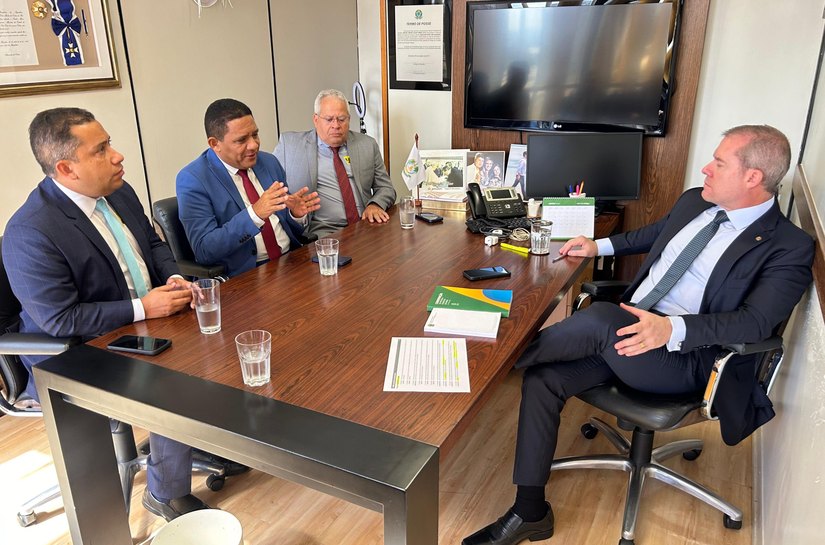 Prefeito Júlio Cezar se reúne com deputado Marx Beltrão em Brasília