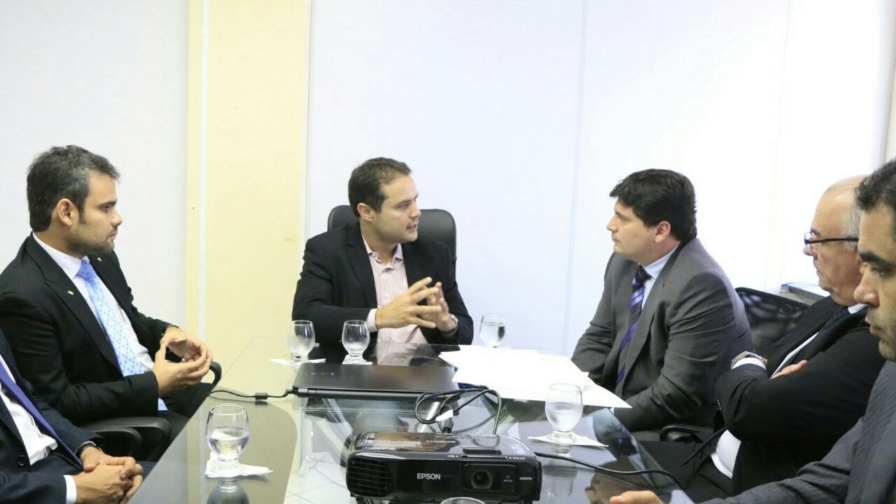 Renan Filho dialoga com PGE e Defensoria por serviço mais célere