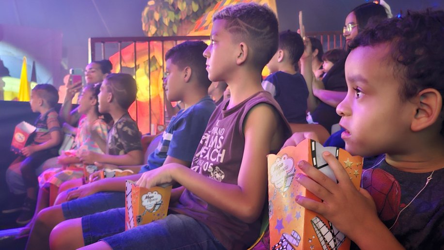 Crianças da comunidade Flexal assistem a espetáculo circense
