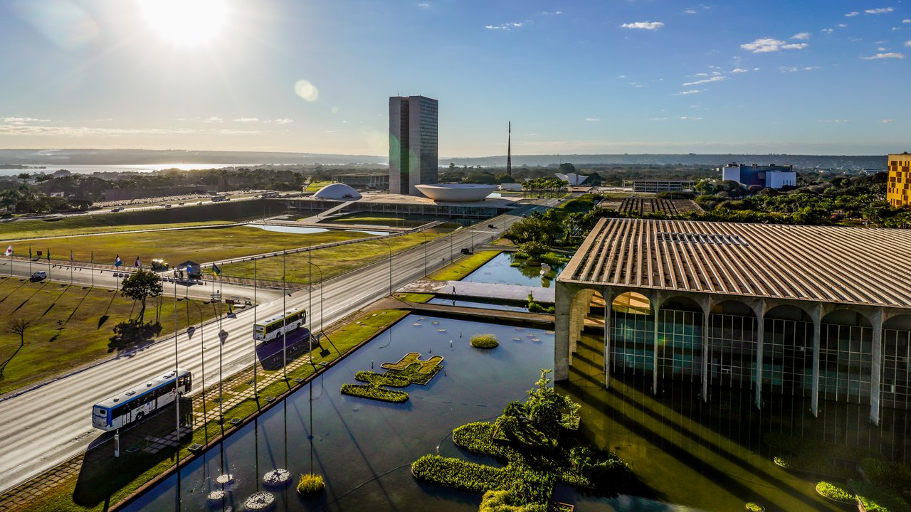 Brasil rebaixa relação com Argentina após novos insultos de Milei