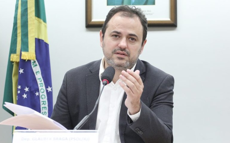 Protesto de deputado gera tumulto e bloqueia acesso ao plenário da Câmara