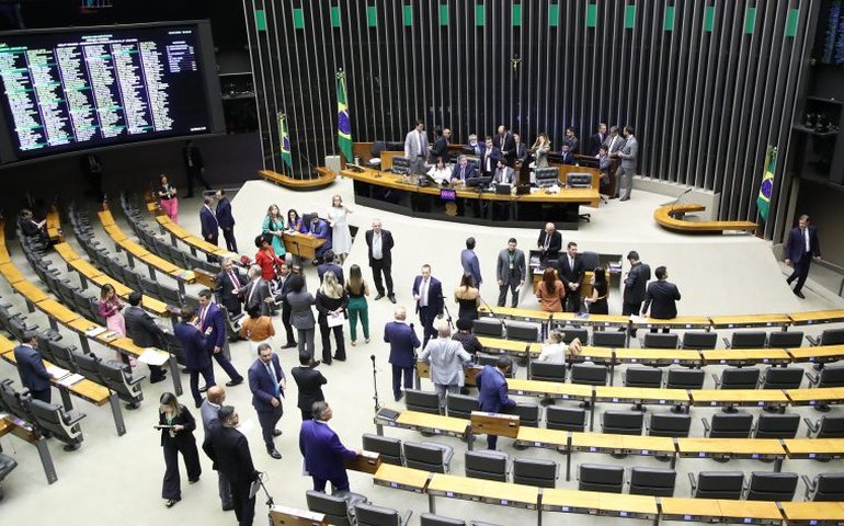 Câmara aprova regime de urgência para projeto que restringe o Perse; acompanhe