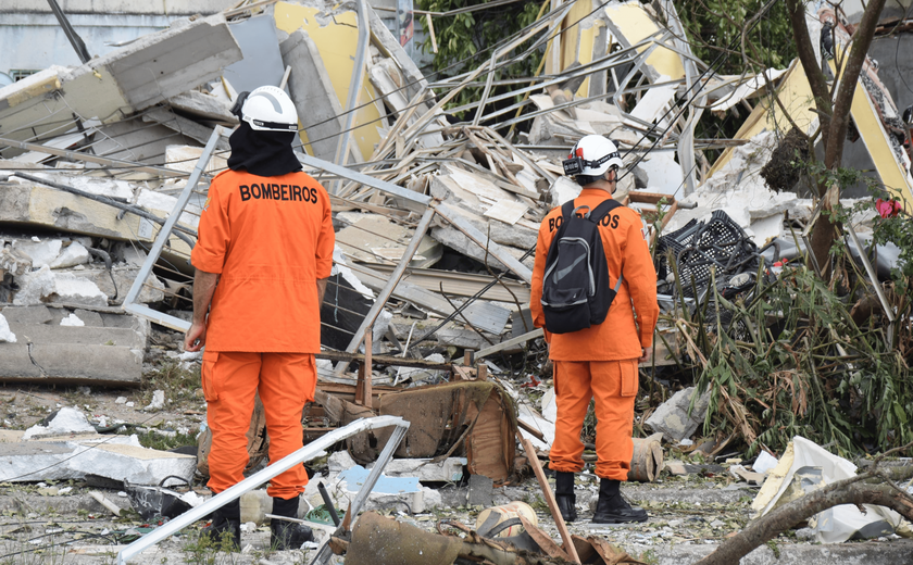 Corpo de Bombeiros resgata vítimas de desabamento em Maceió