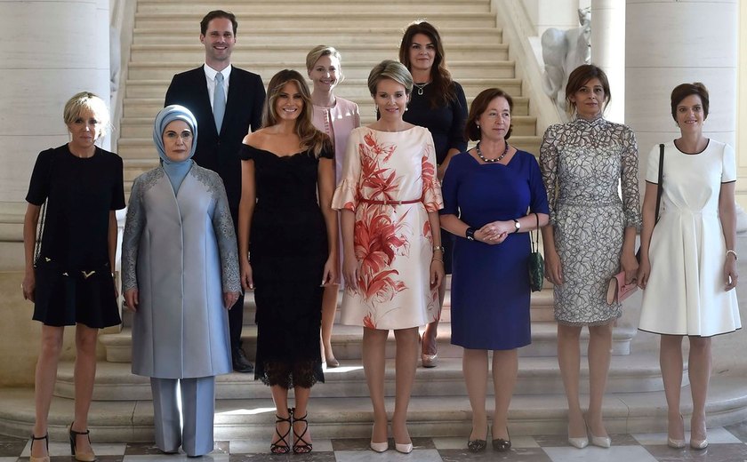 Marido do premiê de Luxemburgo chama a atenção ao lado de primeiras-damas durante reunião da Otan
