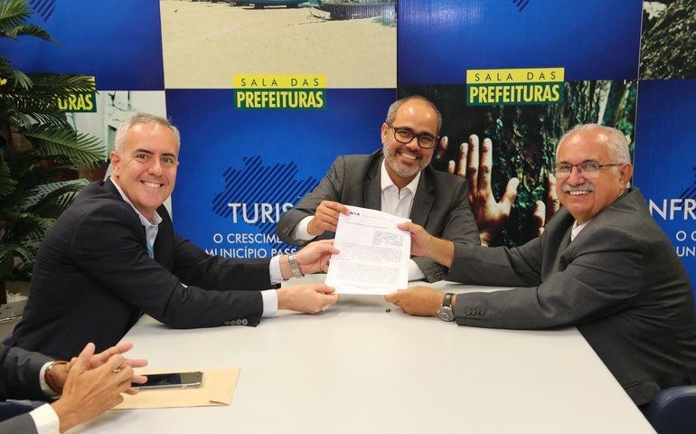 Prefeitura assina contratos de R$ 58 milhões para pavimentação e drenagem de ruas