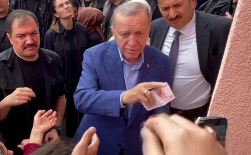 Erdogan dá dinheiro vivo a eleitores depois de votar em eleição na Turquia
