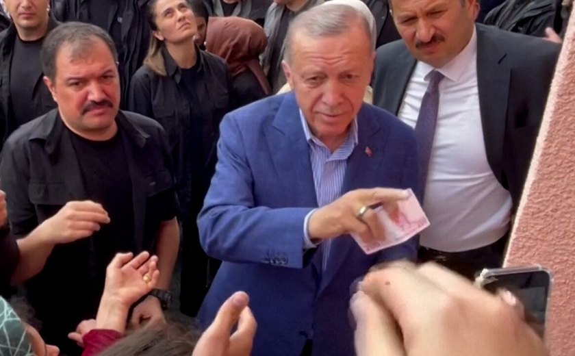 Erdogan dá dinheiro vivo a eleitores depois de votar em eleição na Turquia