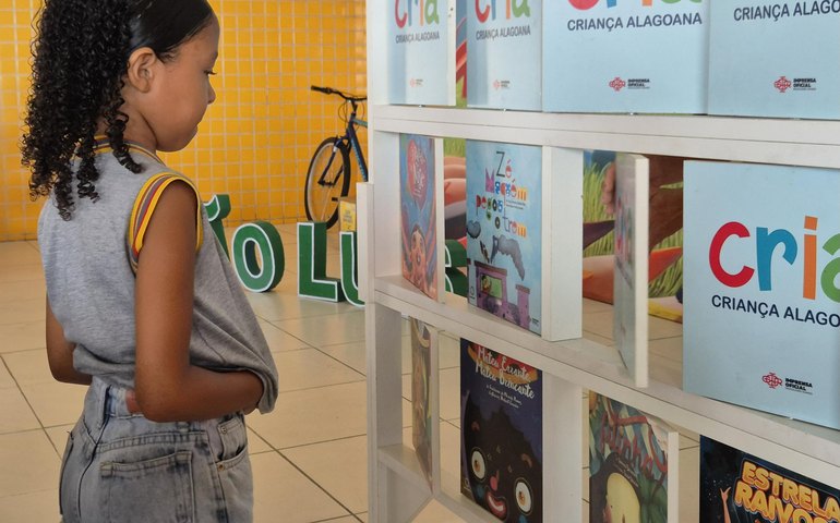 Selo de livros infantis da Imprensa Oficial, coleção Coco de Roda é destaque em feira cultural