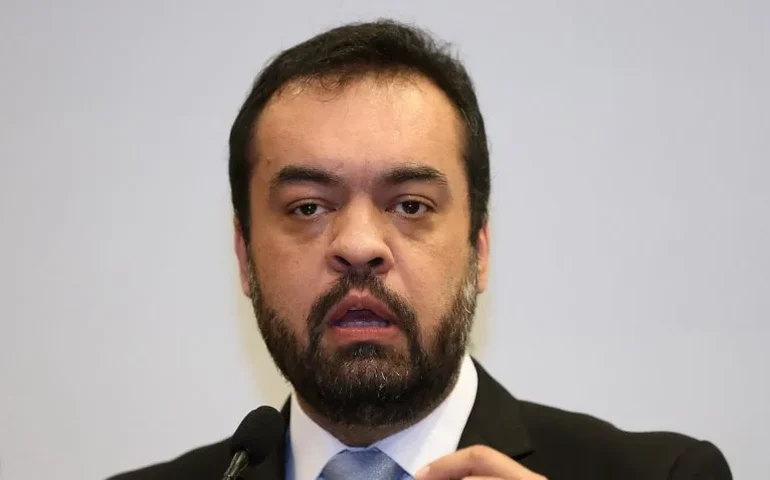 Em dia de terror no Rio, Castro diz que pediu transferência de dez chefes do CV de cadeias estaduais para presídios federais