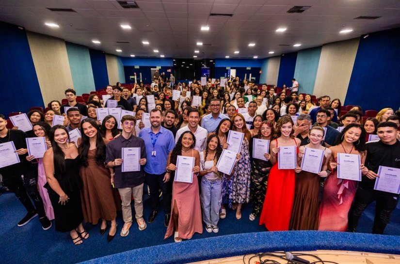 Prefeito Rodrigo Cunha prestigia formatura do Programa Prepara Jovem