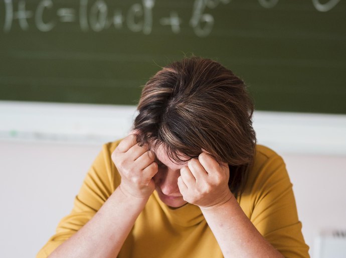No Dia dos Professores, cresce o alerta sobre a saúde mental e o esgotamento emocional na educação