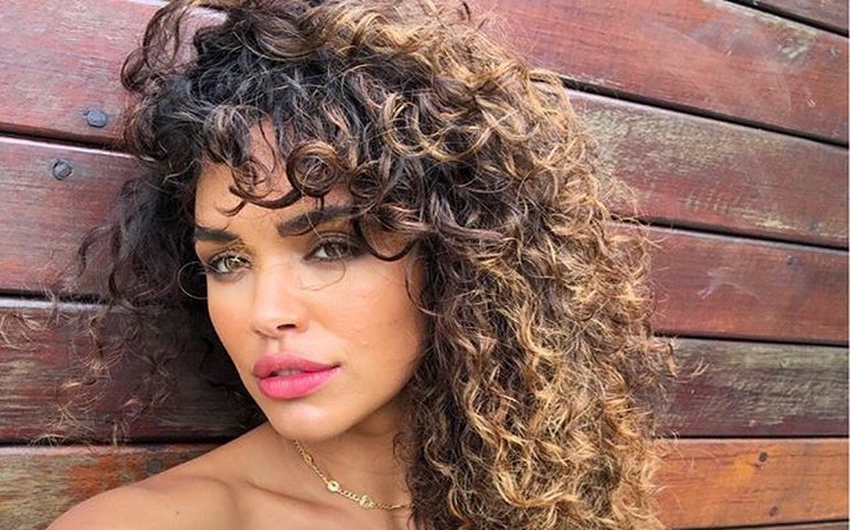 Giovana Cordeiro estreia em desfile na Sapucaí e relembra carnaval marcante com a avó em camarote: 'Ficou grudada na grade'