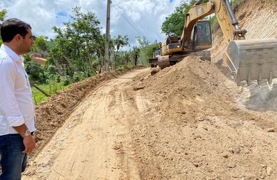  Prefeito de Santana do Mundaú acompanha início de mais uma obra de pavimentação