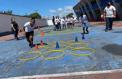 Cras Dom Adelmo leva adolescentes para o estádio de futebol para um dia de lazer
